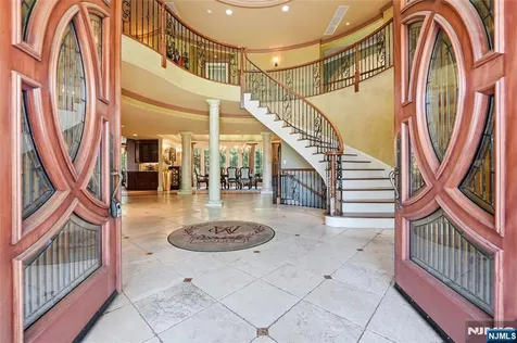 305 Blauvelt Court Paramus NJ 07652