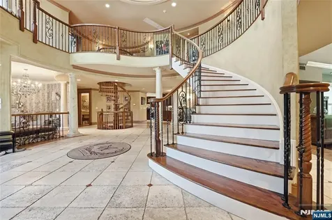 305 Blauvelt Court Paramus NJ 07652