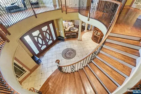 305 Blauvelt Court Paramus NJ 07652
