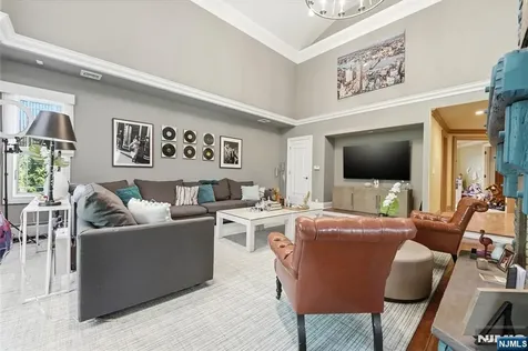 305 Blauvelt Court Paramus NJ 07652