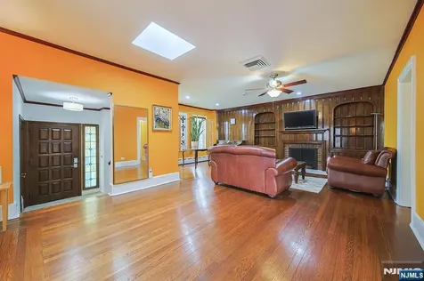 586 Hillside Street Ridgefield NJ 07657