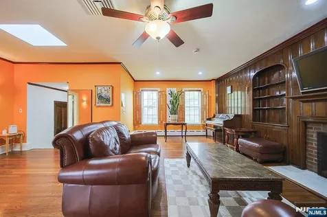 586 Hillside Street Ridgefield NJ 07657