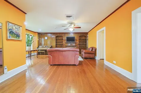 586 Hillside Street Ridgefield NJ 07657