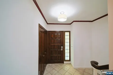 586 Hillside Street Ridgefield NJ 07657