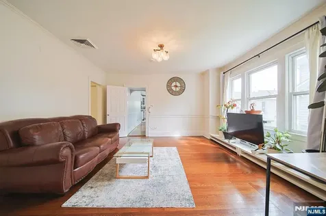 586 Hillside Street Ridgefield NJ 07657