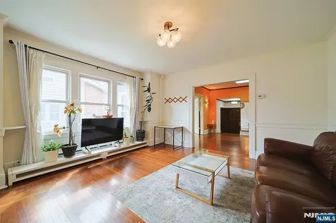 586 Hillside Street Ridgefield NJ 07657