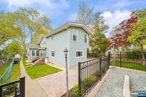 586 Hillside Street Ridgefield NJ 07657