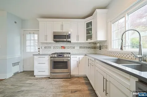 586 Hillside Street Ridgefield NJ 07657
