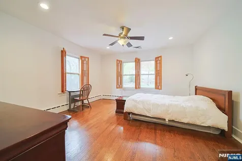 586 Hillside Street Ridgefield NJ 07657