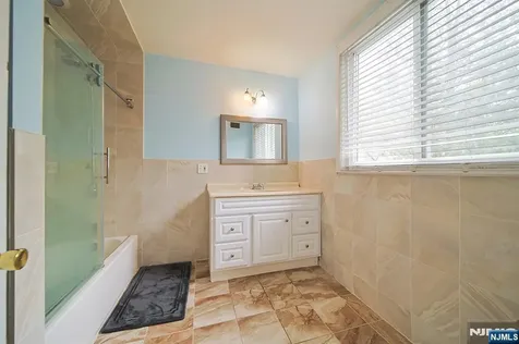 586 Hillside Street Ridgefield NJ 07657