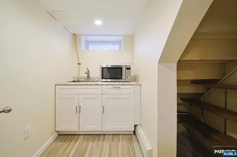 586 Hillside Street Ridgefield NJ 07657