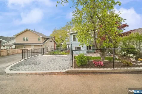 586 Hillside Street Ridgefield NJ 07657