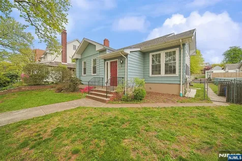 586 Hillside Street Ridgefield NJ 07657