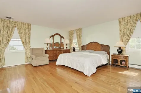 544 Hague Court Oradell NJ 07649