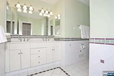 800 Glenside Court Oradell NJ 07649