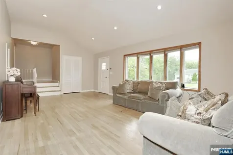 800 Glenside Court Oradell NJ 07649