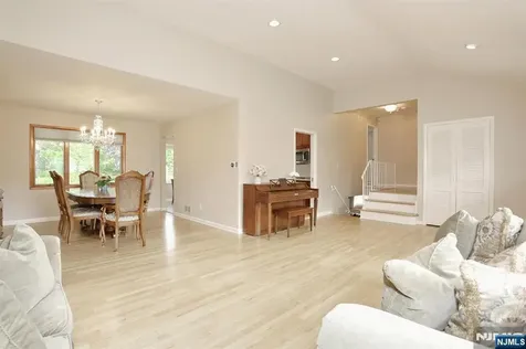 800 Glenside Court Oradell NJ 07649