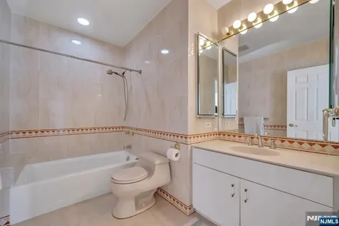55 Victoria Place Fort Lee NJ 07024