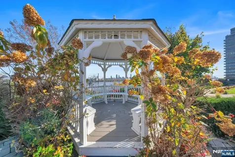 55 Victoria Place Fort Lee NJ 07024