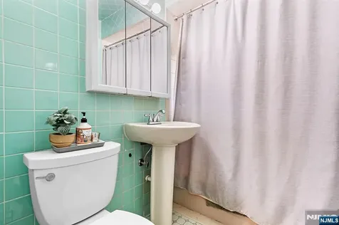8 Halsey Lane Closter NJ 07624