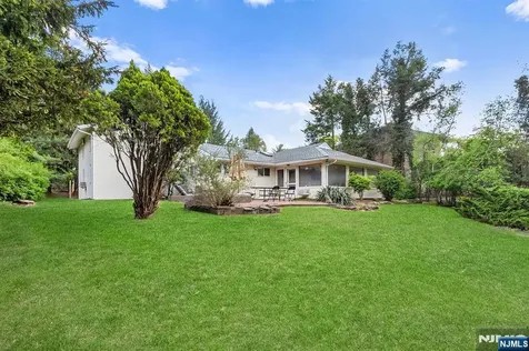 8 Halsey Lane Closter NJ 07624