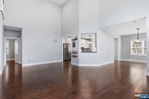 11 Bluffs Court Hamburg NJ 07419