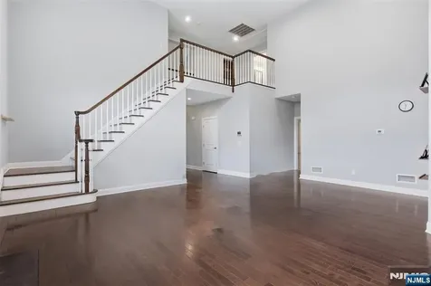 11 Bluffs Court Hamburg NJ 07419