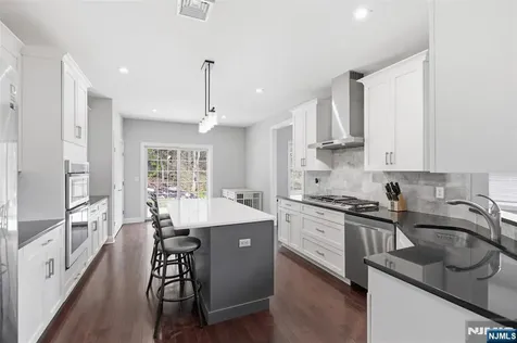 11 Bluffs Court Hamburg NJ 07419