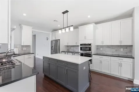 11 Bluffs Court Hamburg NJ 07419