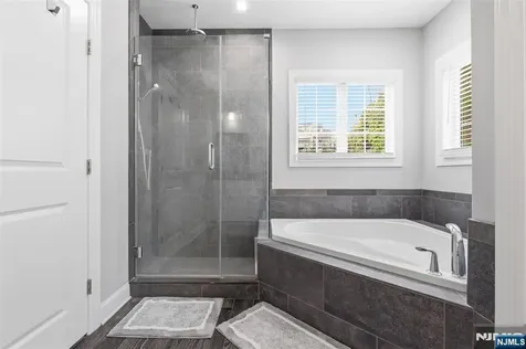 11 Bluffs Court Hamburg NJ 07419