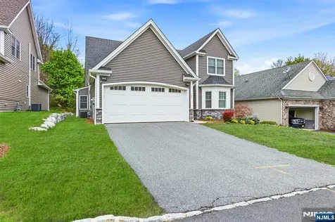 11 Bluffs Court Hamburg NJ 07419