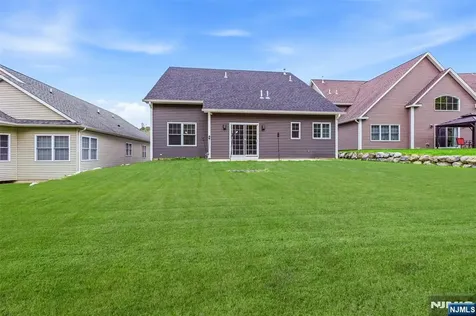 11 Bluffs Court Hamburg NJ 07419