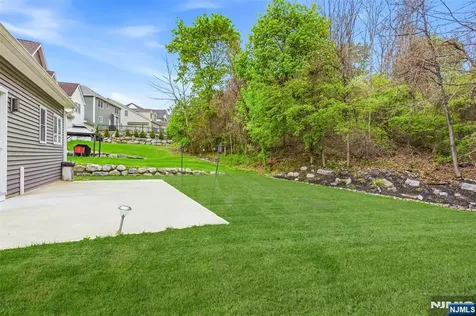 11 Bluffs Court Hamburg NJ 07419