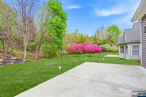11 Bluffs Court Hamburg NJ 07419