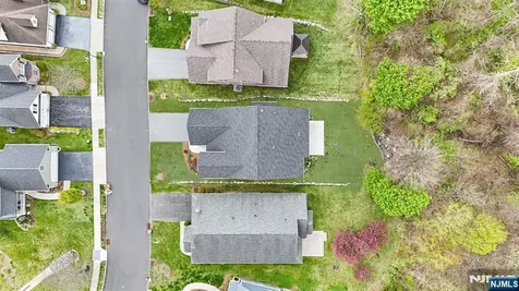 11 Bluffs Court Hamburg NJ 07419