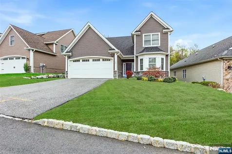 11 Bluffs Court Hamburg NJ 07419