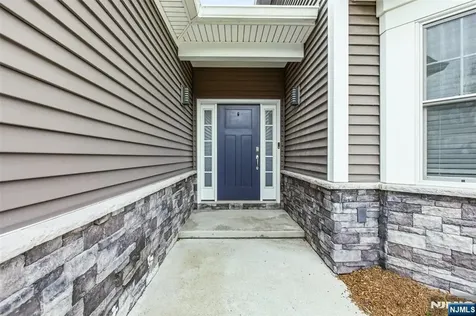 11 Bluffs Court Hamburg NJ 07419