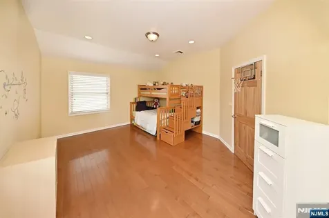 2147 Mackay Avenue Fort Lee NJ 07024