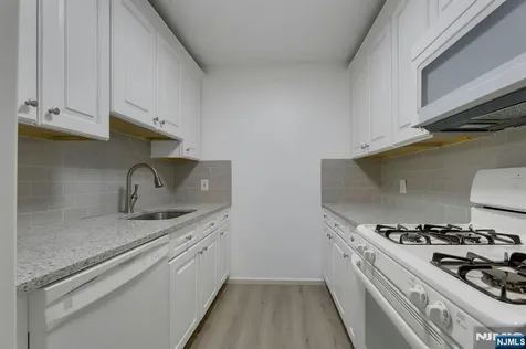 846 Riverside Lyndhurst NJ 07071