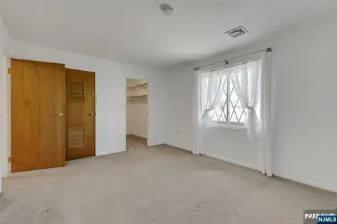 846 Riverside Lyndhurst NJ 07071