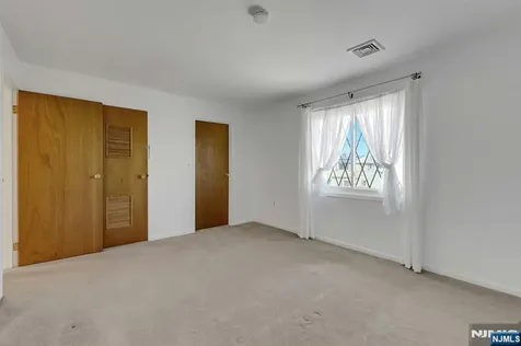846 Riverside Lyndhurst NJ 07071