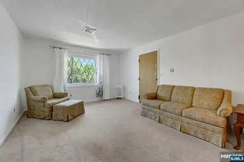 846 Riverside Lyndhurst NJ 07071
