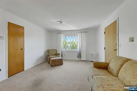 846 Riverside Lyndhurst NJ 07071