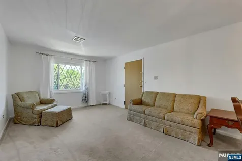 846 Riverside Lyndhurst NJ 07071