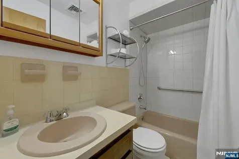 846 Riverside Lyndhurst NJ 07071