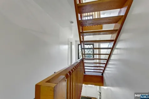 846 Riverside Lyndhurst NJ 07071