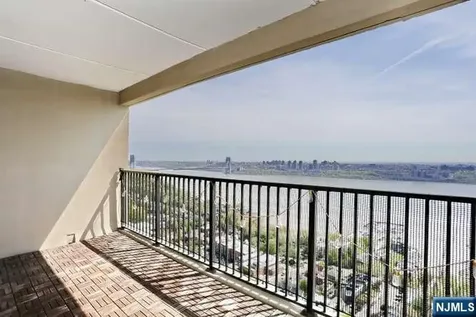 6 Horizon Fort Lee NJ 07024