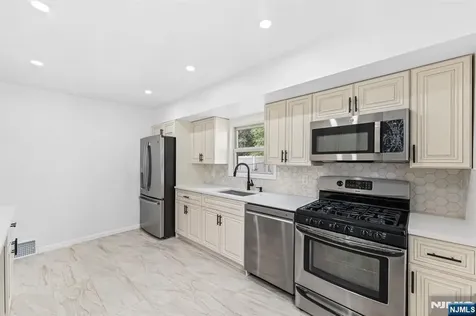 18 Farmingdale Avenue Bloomfield NJ 07003