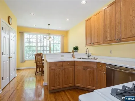 17 Pacio Court Roseland NJ 07068