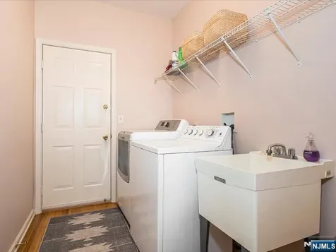 17 Pacio Court Roseland NJ 07068